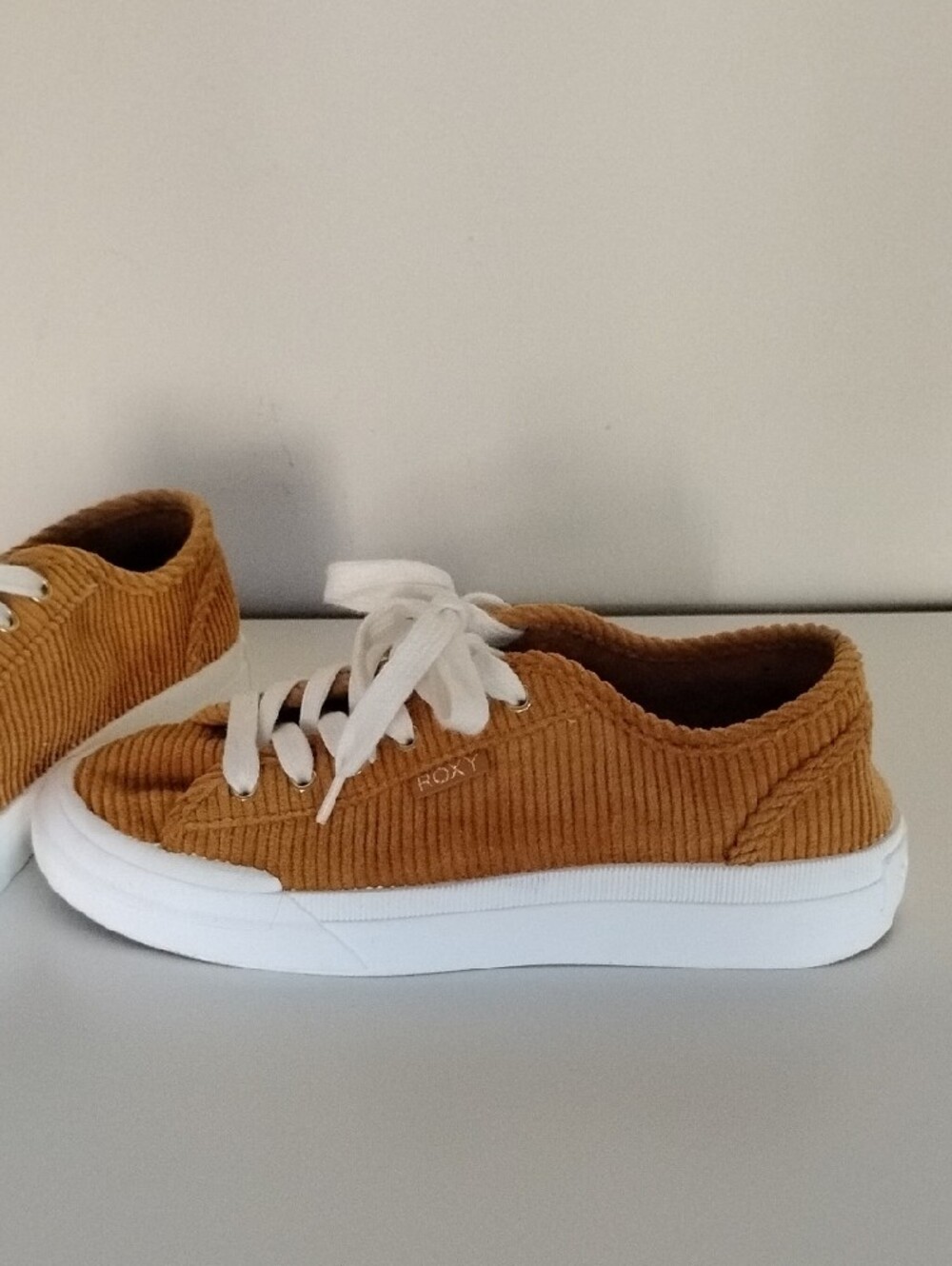 Roxy Women's Size 8.5 Corduroy Sneakers in Tan with White Laces - Picture 8 of 16